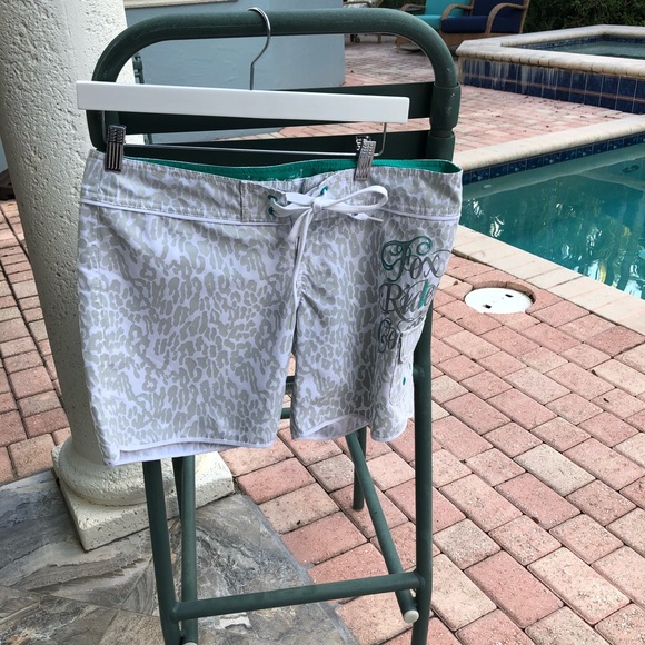 Gray & White printed ☀️ shorts. Sz 5 - Picture 1 of 3